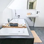 Apartmán Alfa Doppelzimmer Teekueche Porsche Bosch L Gemeinschaftsbad Wifi Smarttv L Double With Kitchenette And Shared Bathroom Bs21a9 *