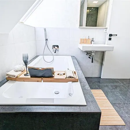Lägenhet Alfa Doppelzimmer Teekueche Porsche Bosch L Gemeinschaftsbad Wifi Smarttv L Double With Kitchenette And Shared Bathroom Bs21a9 *